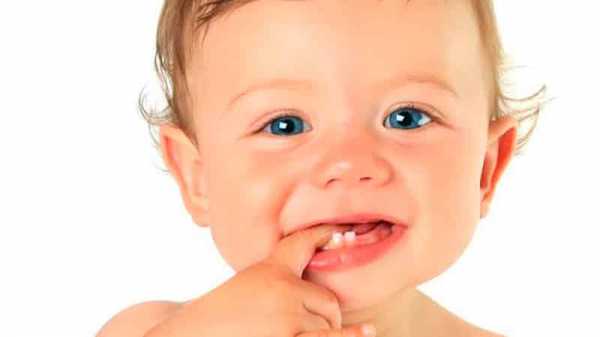 Во сколько начинают резаться зубы у ребенка